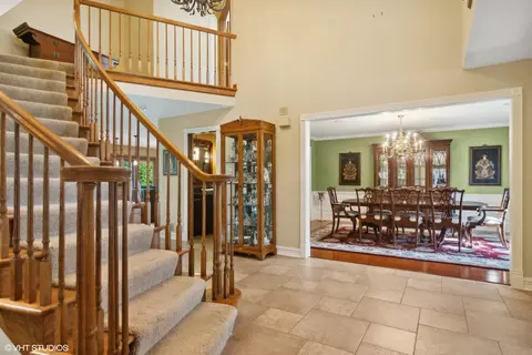 Entry Way - 1664 Brittany Ln, Hoffman Estates, IL 60192 photo 2 of 5