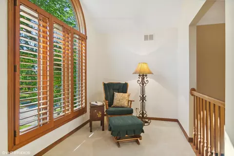 Entry Way - 1664 Brittany Ln, Hoffman Estates, IL 60192 photo 4 of 5