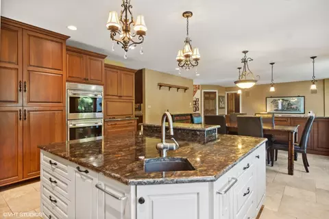 Kitchen - 1664 Brittany Ln, Hoffman Estates, IL 60192 photo 4 of 6