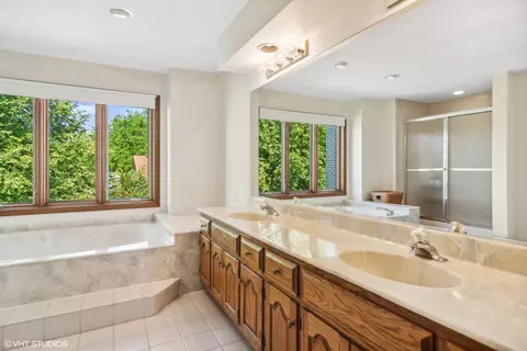 Bath - 1664 Brittany Ln, Hoffman Estates, IL 60192 photo 1 of 4