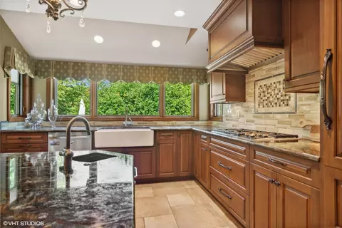 Kitchen - 1664 Brittany Ln, Hoffman Estates, IL 60192 photo 5 of 6