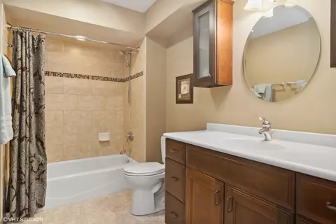 Bath - 1664 Brittany Ln, Hoffman Estates, IL 60192 photo 3 of 4