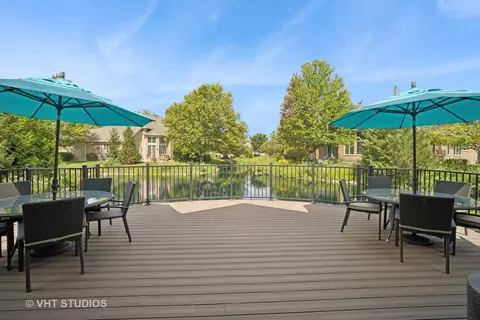 Exterior - 932 Edgebrook Ln, Northbrook, IL 60062 photo 7 of 9