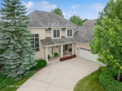 Exterior - 932 Edgebrook Ln, Northbrook, IL 60062 photo 2 of 9