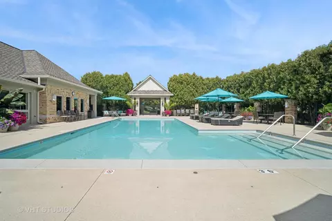 Exterior - 932 Edgebrook Ln, Northbrook, IL 60062 photo 5 of 9