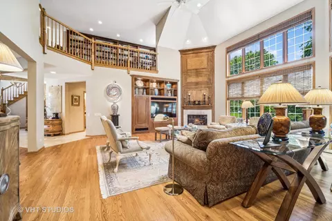 Living - 932 Edgebrook Ln, Northbrook, IL 60062 photo 3 of 3