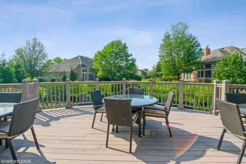 Exterior - 932 Edgebrook Ln, Northbrook, IL 60062 photo 8 of 9