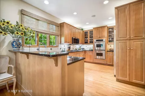 Kitchen - 932 Edgebrook Ln, Northbrook, IL 60062 photo 1 of 2
