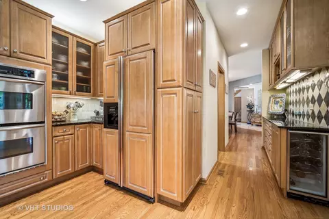Kitchen - 932 Edgebrook Ln, Northbrook, IL 60062 photo 2 of 2