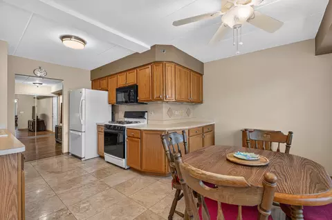 Kitchen - 6845 Forestview Dr #2D, Oak Forest, IL 60452 photo 4 of 8