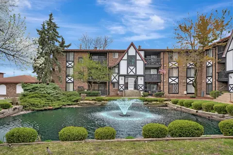 13616 Royal Ct #201, Crestwood, IL 60445