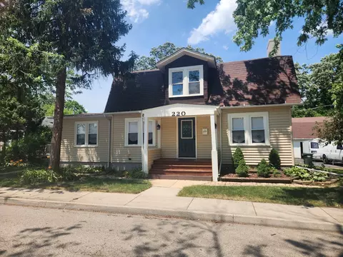 220 Midway Dr, Mundelein, IL 60060