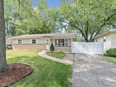 541 Lakelawn Blvd, Aurora, IL 60506