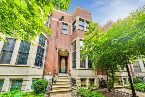 18 N Ada St #D, Chicago, IL 60607
