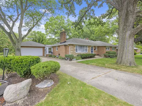 335 Oakwood Dr, Crete, IL 60417