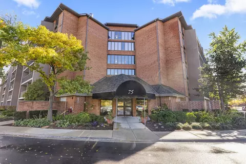 75 Kristin Cir #210, Schaumburg, IL 60195
