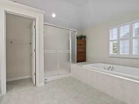 Bath - 1640 Stone Ridge Ln, Algonquin, IL 60102 photo 2 of 6