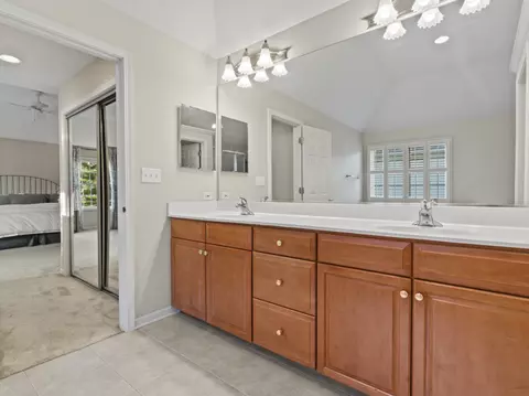 Bath - 1640 Stone Ridge Ln, Algonquin, IL 60102 photo 3 of 6