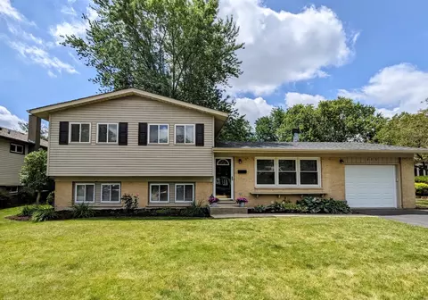615 W Tanglewood Dr, Arlington Heights, IL 60004