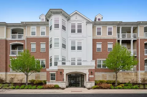 2750 Commons Dr #208, Glenview, IL 60026