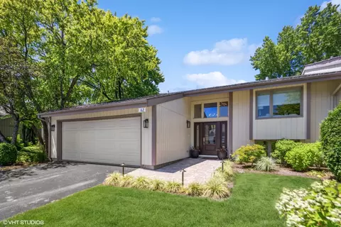62 Briarwood Ln, Oak Brook, IL 60523