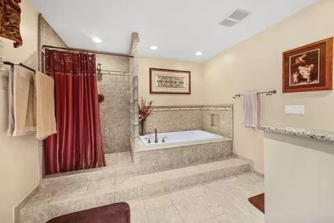 Bath - 95 Briargate Rd, Cary, IL 60013 photo 3 of 5