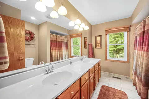 Bath - 95 Briargate Rd, Cary, IL 60013 photo 4 of 5