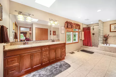 Bath - 95 Briargate Rd, Cary, IL 60013 photo 2 of 5