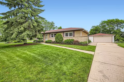 132 Scully Dr, Schaumburg, IL 60193