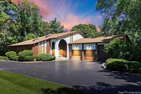 9619 Captains Dr, Algonquin, IL 60102