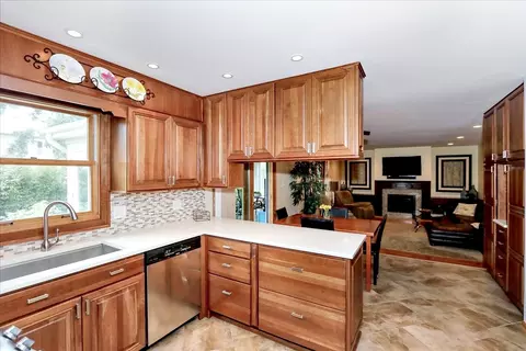 920 N Dovington Dr, Hoffman Estates, IL 60169 photo 8
