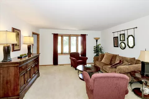 920 N Dovington Dr, Hoffman Estates, IL 60169 photo 2
