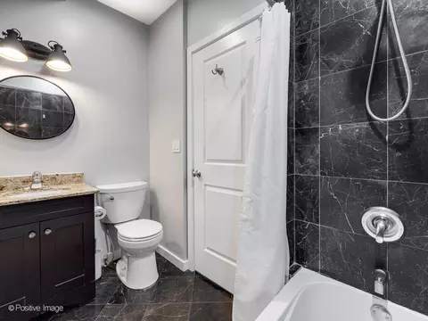Bath - 4814 N Hoyne Ave #2, Chicago, IL 60625 photo 2 of 2