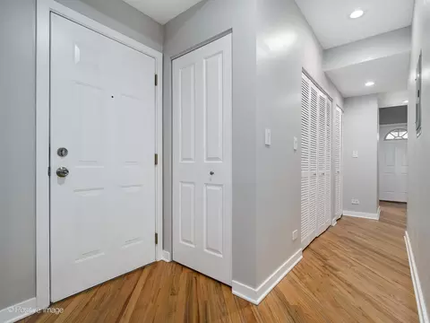 Entry Way - 4814 N Hoyne Ave #2, Chicago, IL 60625 photo 1 of 1