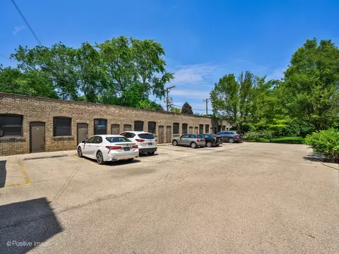 Exterior - 4814 N Hoyne Ave #2, Chicago, IL 60625 photo 3 of 4
