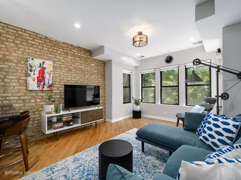 Living - 4814 N Hoyne Ave #2, Chicago, IL 60625 photo 1 of 4