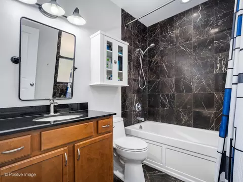 Bath - 4814 N Hoyne Ave #2, Chicago, IL 60625 photo 1 of 2