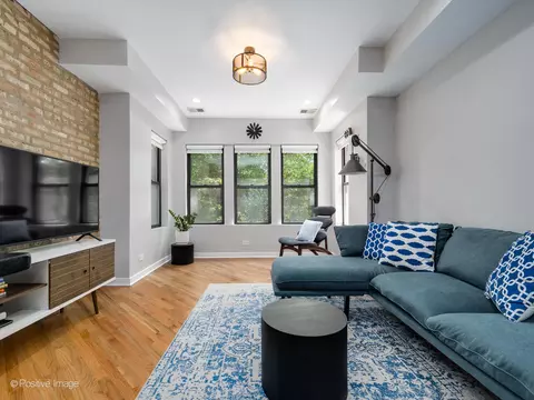 Living - 4814 N Hoyne Ave #2, Chicago, IL 60625 photo 2 of 4