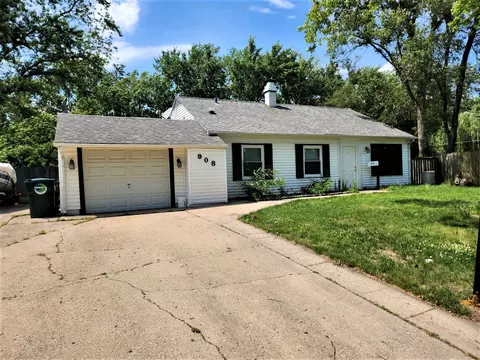 908 S Park Blvd, Streamwood, IL 60107