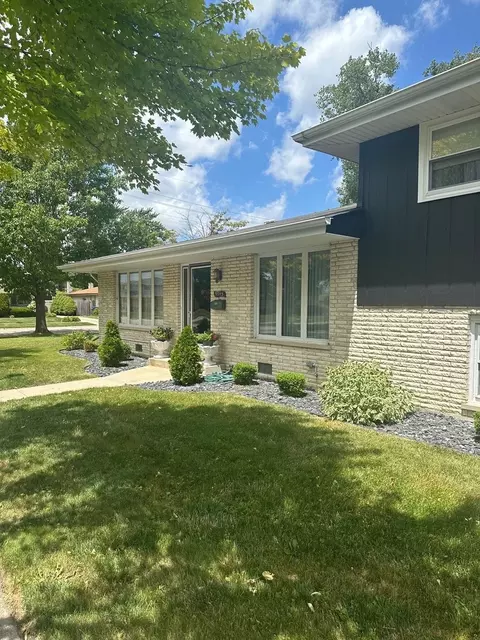 9945 Menard Ave, Oak Lawn, IL 60453