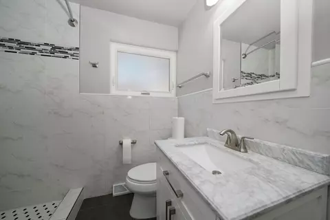 Bath - 2810 S Maple Ave, Berwyn, IL 60402 photo 2 of 2