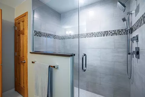 Bath - 1357 Danada Ct, Naperville, IL 60563 photo 2 of 4