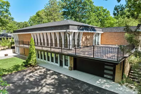 24 Londonderry Ln, Lincolnshire, IL 60069