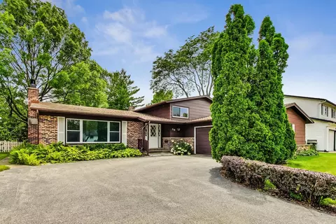 719 W Brittany Dr, Arlington Heights, IL 60004