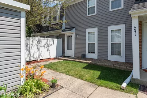 1245 Downing St #1245, Roselle, IL 60172