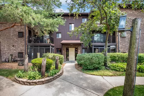 64 Pier Dr #101, Westmont, IL 60559
