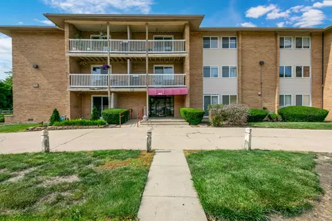 960 Beau Dr #212, Des Plaines, IL 60016