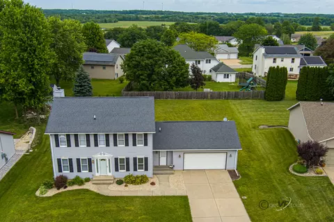 1061 Arapaho Dr, Freeport, IL 61032