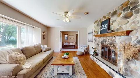 Living - 708 Hillcrest Dr, Sleepy Hollow, IL 60118 photo 4 of 6