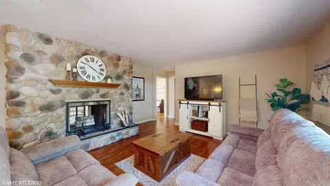Living - 708 Hillcrest Dr, Sleepy Hollow, IL 60118 photo 2 of 6
